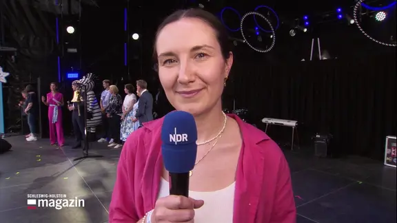 Reporterin Lisa Synowski berichtet live von der Eröffnung der Kieler Woche am 21.06.2025.