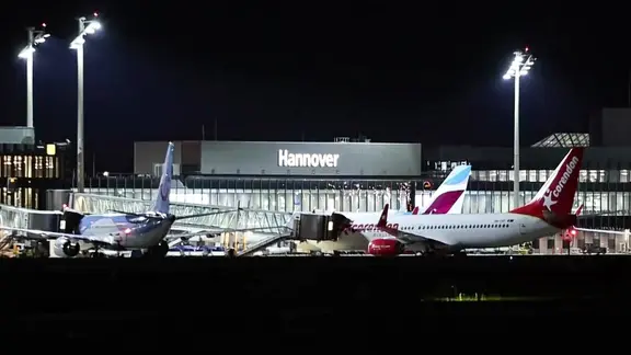 Flughafen Hannover bei Nacht