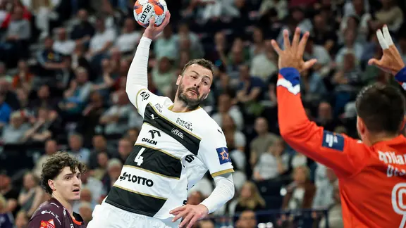 Kiels Domagoj Duvnjak wirft auf das Tor.