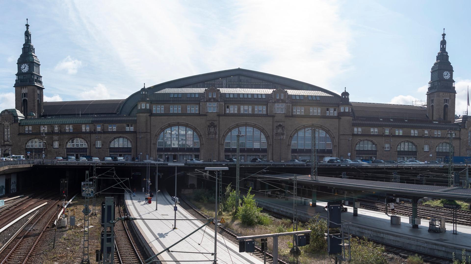 Oberleitung gerissen: Mehrere Gleise am Hamburger Hauptbahnhof gesperrt