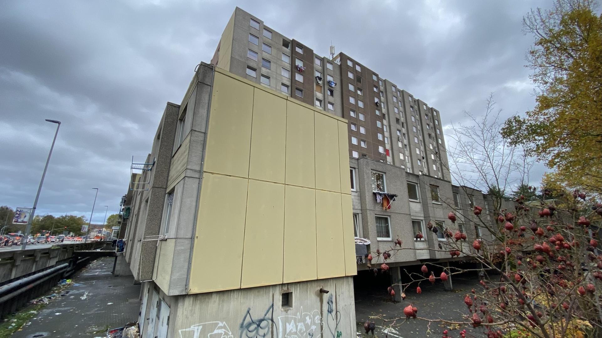 Ein maroder Wohnblock in Göttingen mit Müll auf dem Hof | NDR