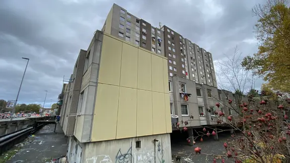 Ein heruntergekommener Wohnblock in Göttingen mit Müll im Hof
