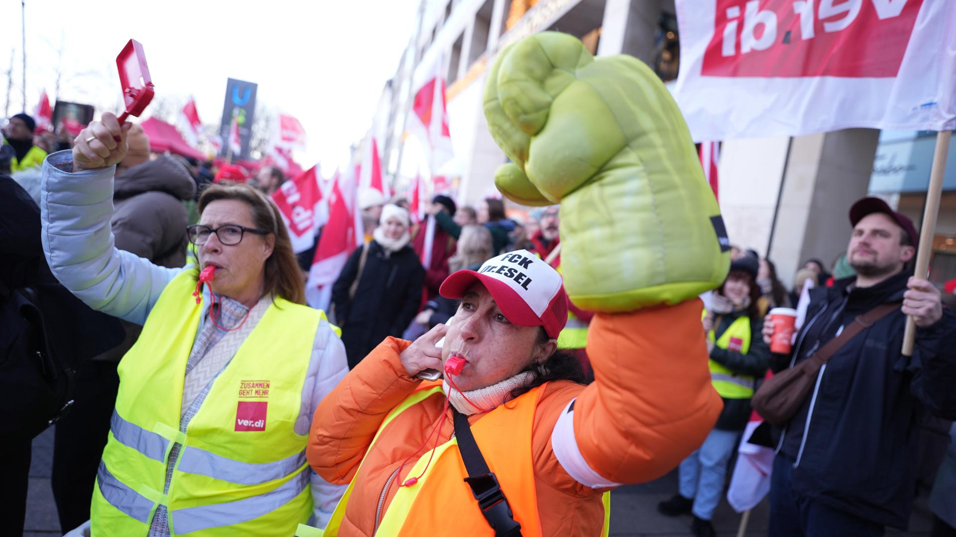 Öffentlicher Dienst: Hunderte Teilnehmer bei Warnstreik in Hamburg