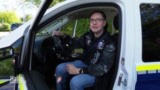 Ein Bürger sitzt am Steuer eines Zoll-Einsatzfahrzeugs.
