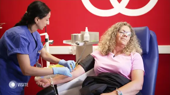 Einer Frau wird Blut abgenommen.
