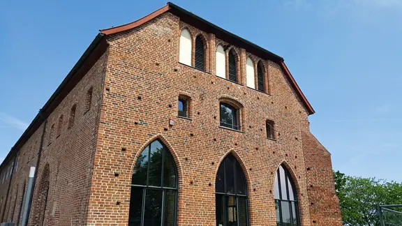 Im ehemaligen Nonnenkloster finden heute Ausstellungen, Konzerte und Lesungen statt. | NDR, Kathrin Weber Das restaurierte Kloster in Zarrentin am Schaalsee.