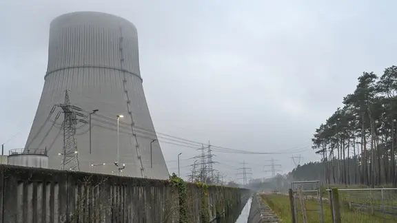 Blick auf den erloschenen Kühlturm des Kernkraftwerk Emsland.