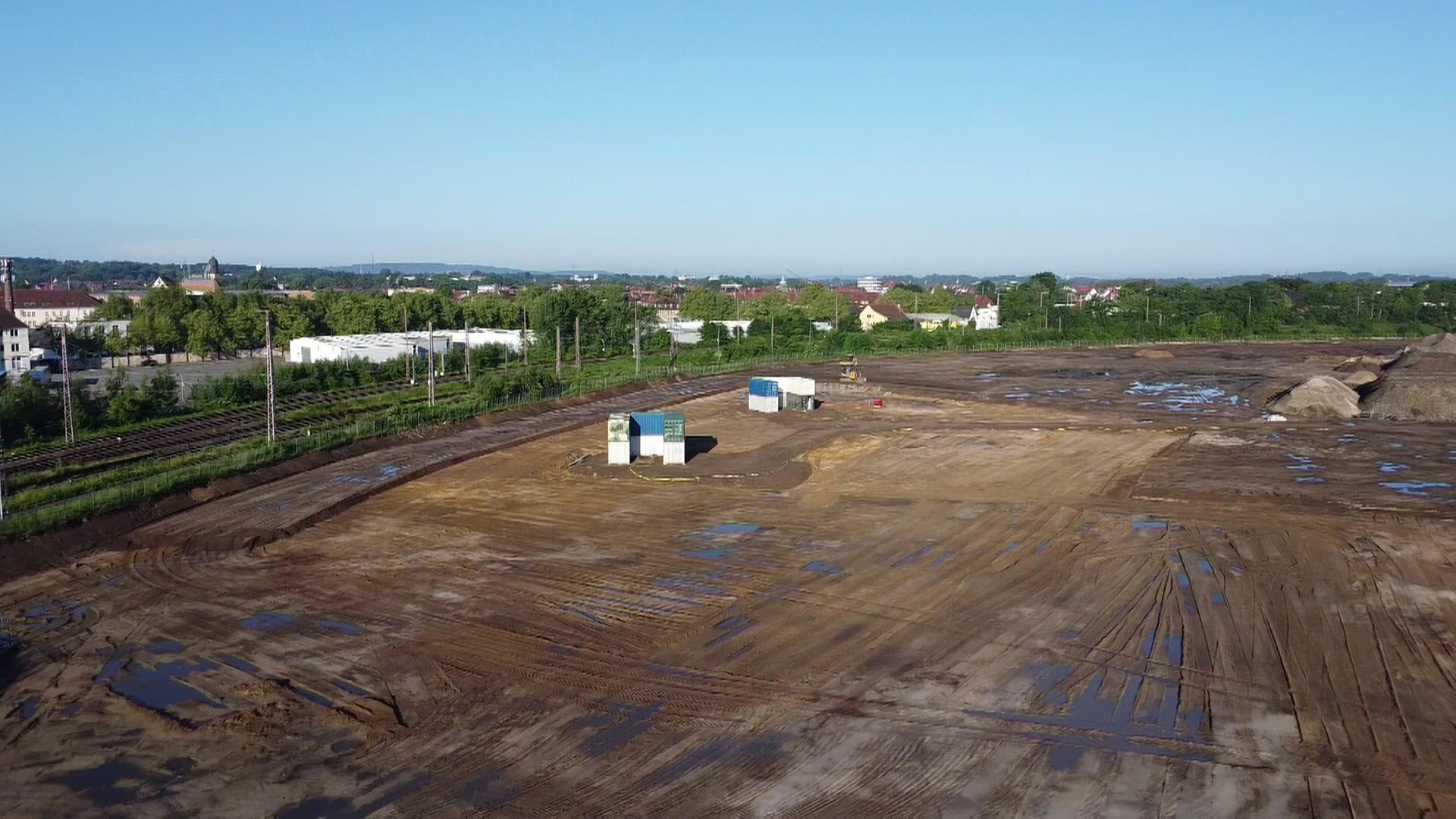 Das Areal im Osnabrücker Lokviertel aus der Luft betrachtet: Erdhügel, Sand, Wasser. | Nord-West-Media-TV