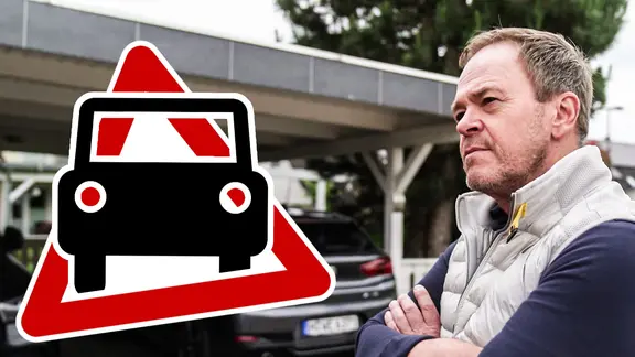 Ein wütend schauender Mann vor seinem Carport. (extra 3 vom 26.06.2025 im Ersten) (Bild hat KI-generierte Elemente)
