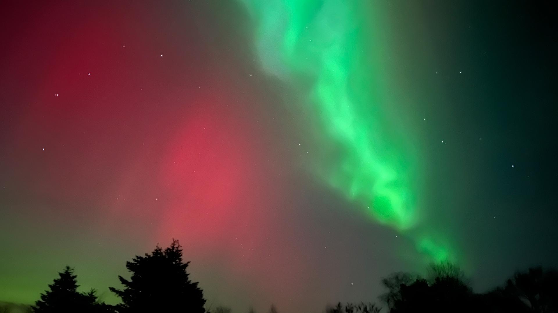 Polarlichter in Langefeld in Aurich (Niedersachsen). | NDR, Eduard Stark