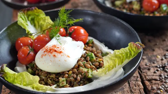 Linsensalat mit pochiertem Ei | NDR, Florian Kruck Linsensalat mit pochiertem Ei