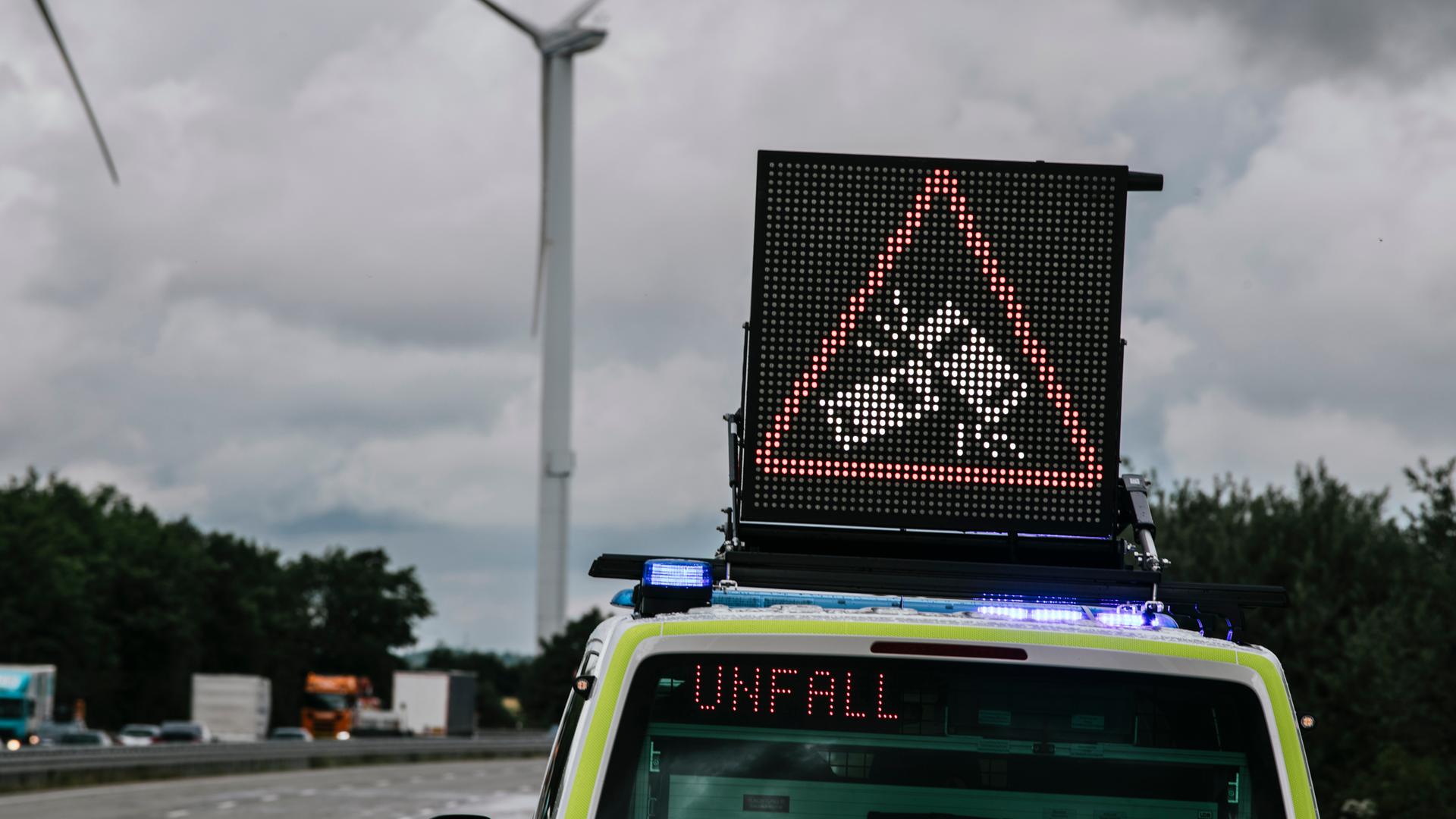 Wohnwagen löst sich auf der A20 bei Rostock von Anhängerkupplung