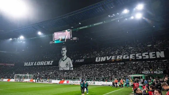 Vor dem Anpfiff gedachten die Werder-Fans mit einer tollen Choreografie der verstorbenen Vereinslegende Max Lorenz. | picture-alliance/Teresa Kroeger/RHR-FOTO | RHR-FOTO Bremens Fans gedenken Max Lorenz mit einer Choreo