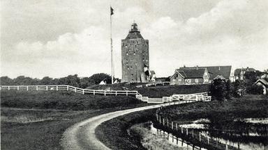 Hamburgs Insel Neuwerk: Blick von der Straße auf den Ort mit dem Leuchtturm (1934)