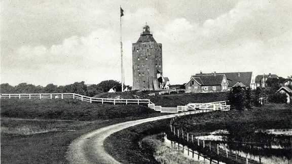Hamburgs Insel Neuwerk: Blick von der Straße auf den Ort mit dem Leuchtturm (1934)