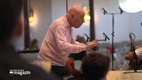 Christoph Eschenbach dirigiert sein Orchester.