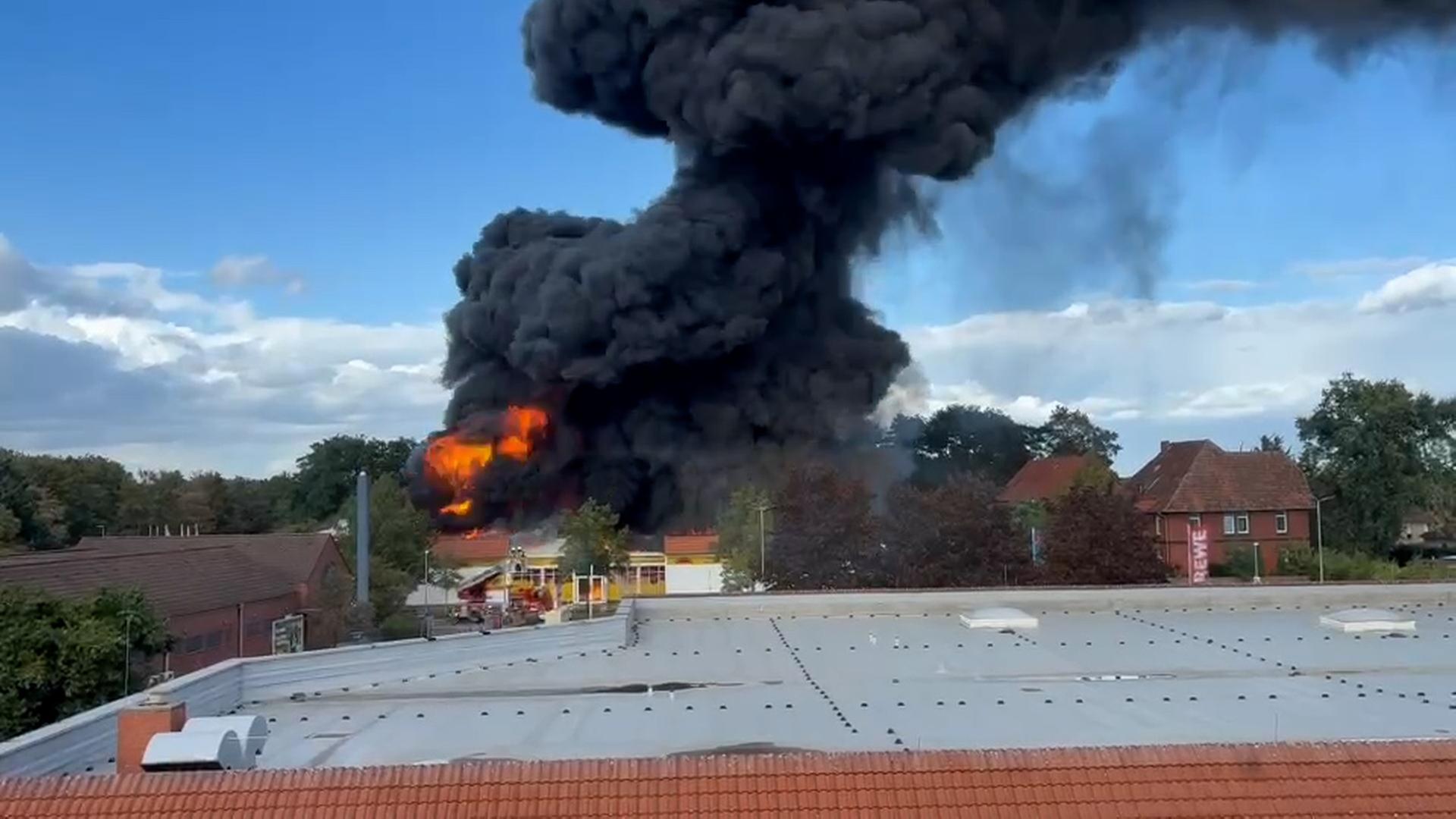 Ein Supermarkt in Seelze steht in Flammen. | Natalie Levantino, NDR