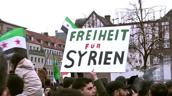 "Freiheit für Syrien" steht auf einem Schild während einer Kundgebung nach dem Sturz des syrischen Assad-Regimes.