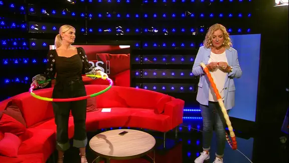 Bettina Tietjen und Angelina Kirsch mit Hula Hoop Reifen