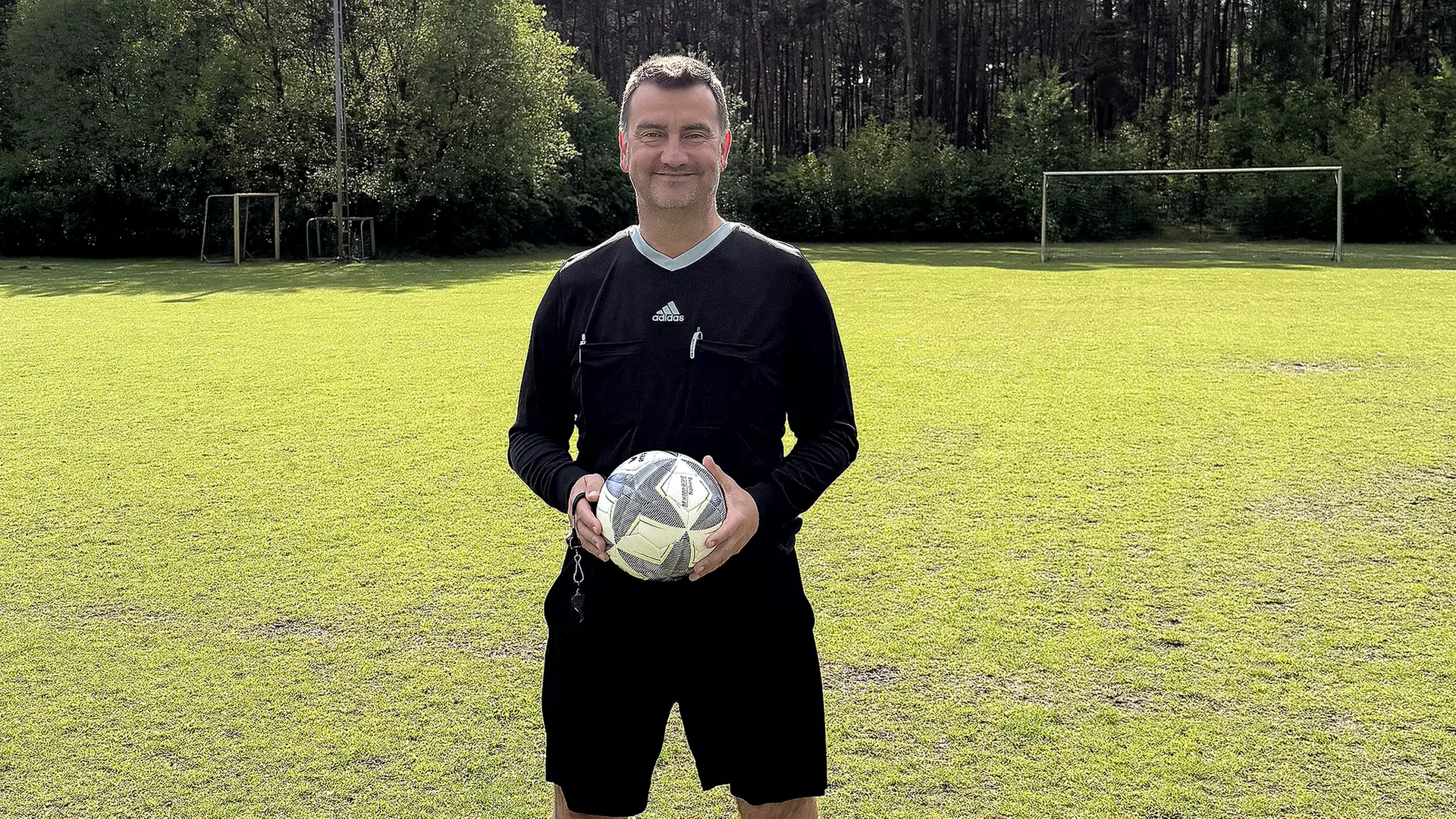 Dan Ristic Schiedsrichter im Amateurfußball: Zwischen Spaß und Stress | ndr.de