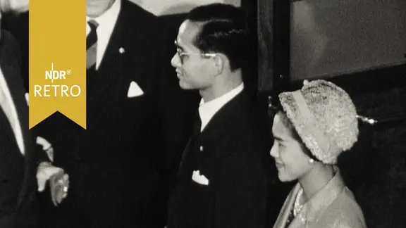 Das Thailändische Königspaar steigt in Hamburg aus dem Zug (1960)