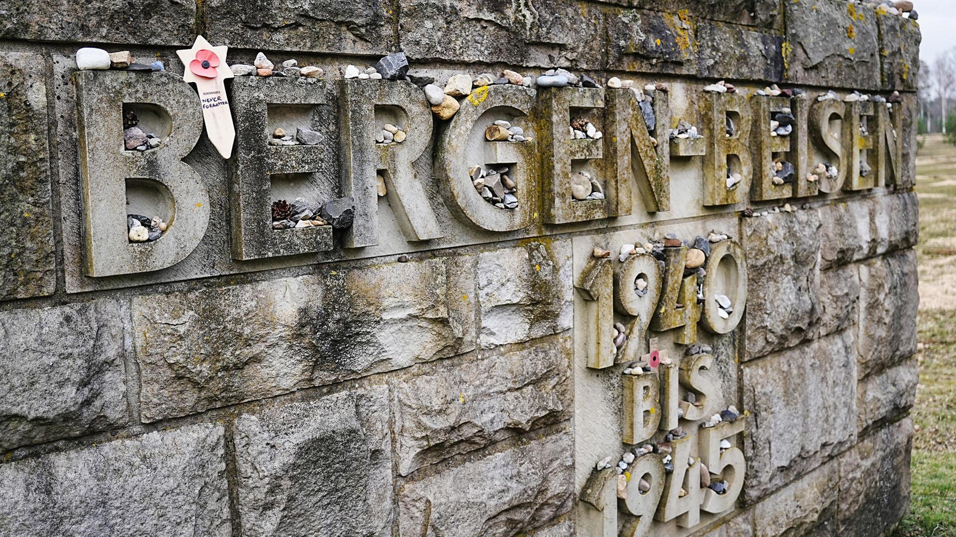 Auf einem Gedenkstein in der Gedenkstätte Bergen-Belsen steht der Schriftzug 