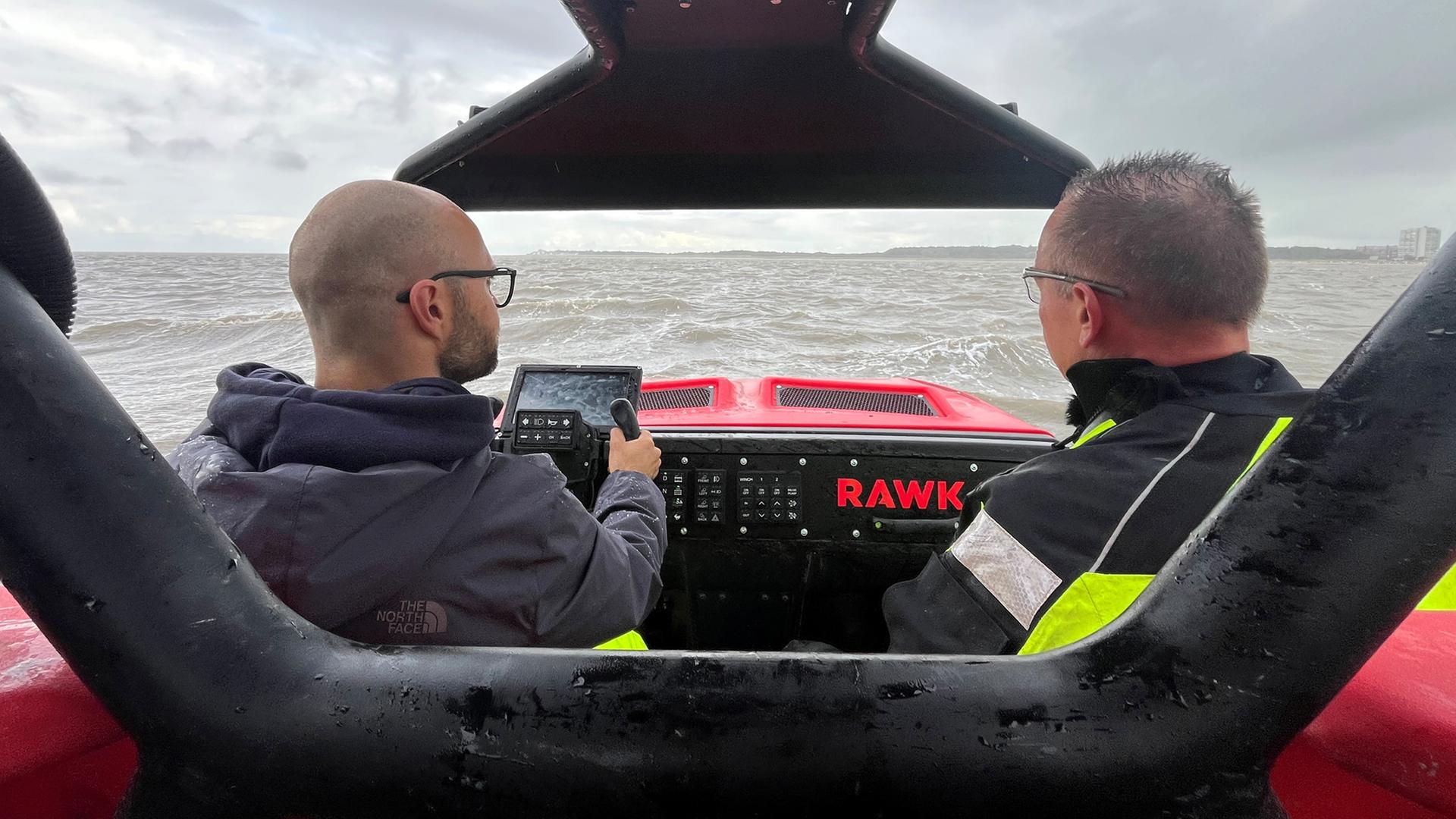 Zwei Männer fahren mit einem Amphibienfahrzeug durch das Wattenmeer. | NDR, Anna Koerber