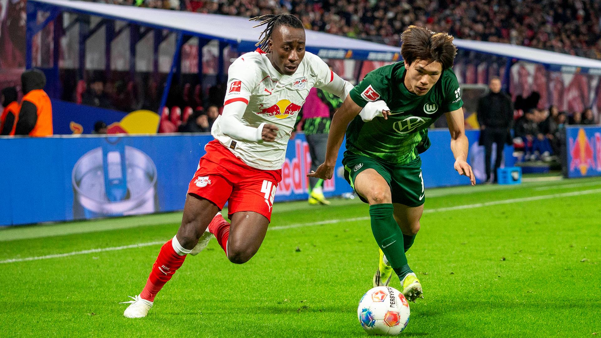 Wolfsburgs Kento Shiogai (r.) und Leipzigs Yan Diomande | IMAGO / HMB-Media