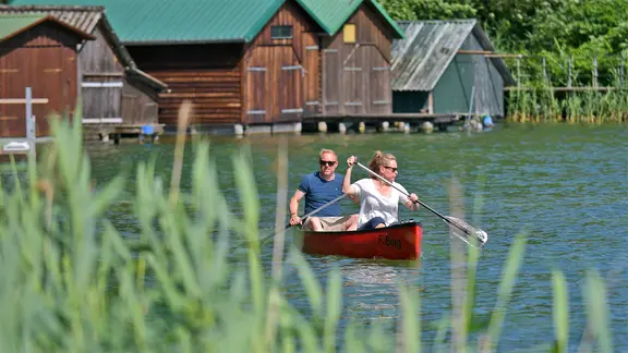 Zwei Paddler im Kanu auf einem See der Feldberger Seenlandschaft.