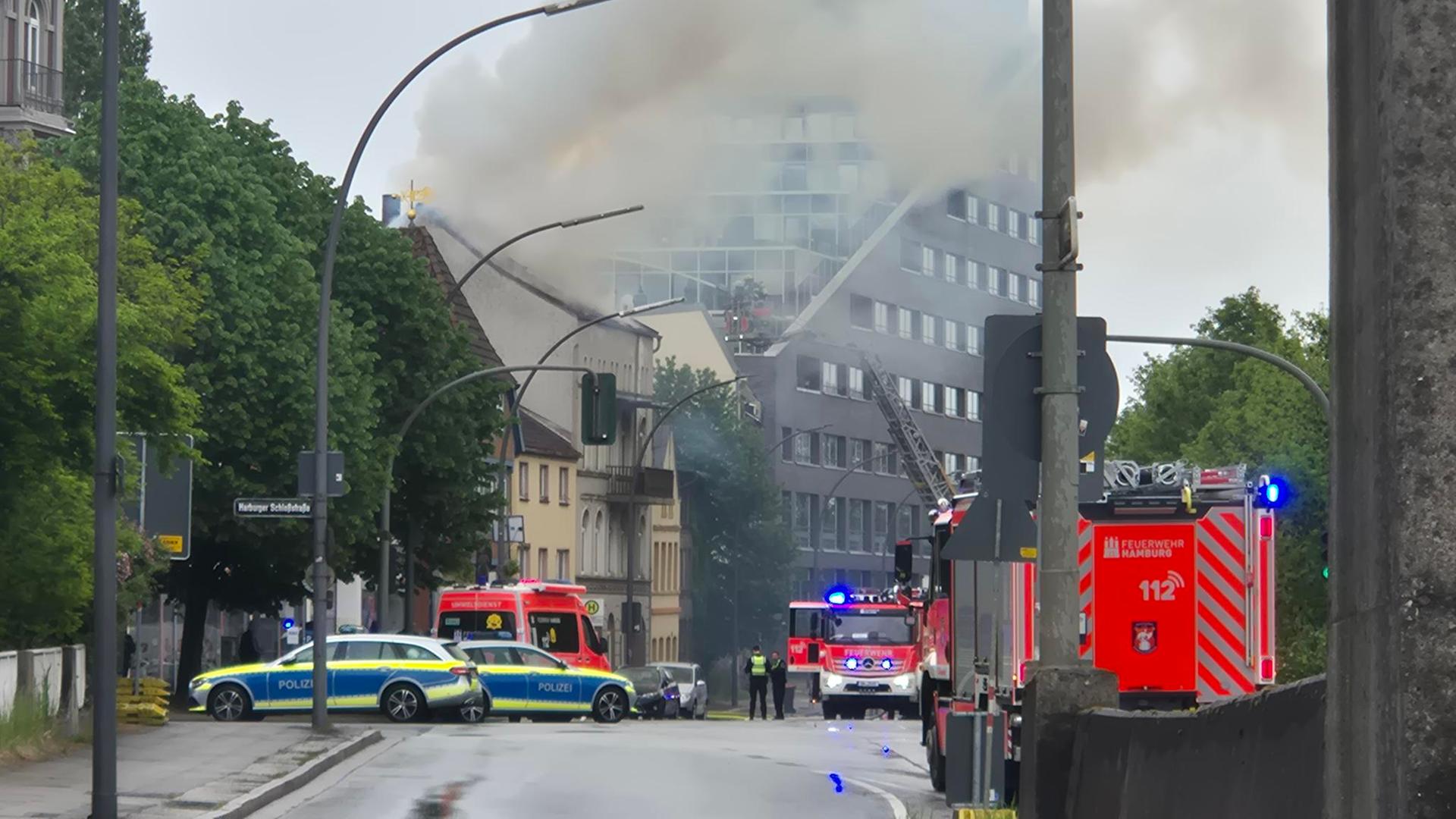 Harburger Binnenhafen: Dachstuhl eines Wohnhauses in Flammen