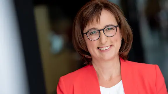 Moderatorin Angela Ulrich