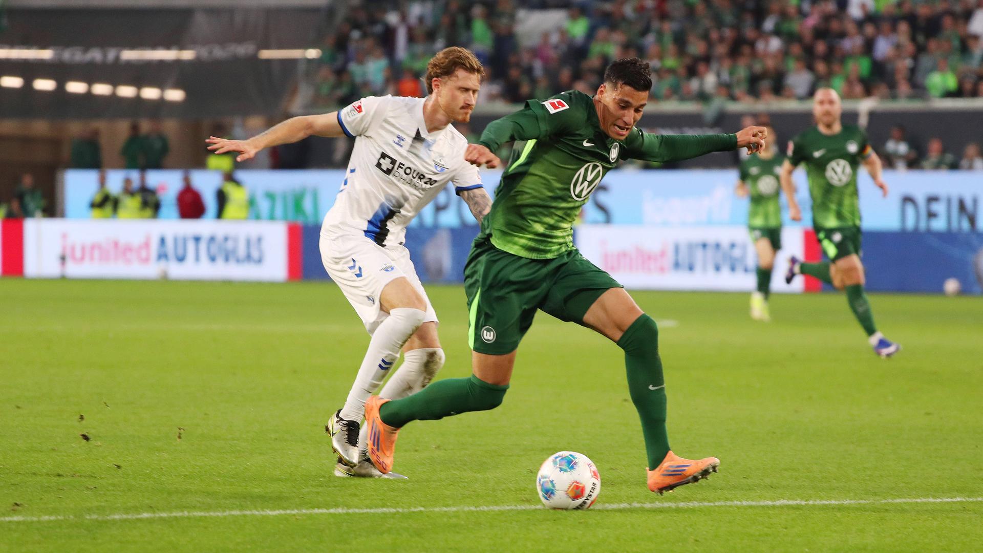 Adam Daghim (r.) vom VfL Wolfsburg im Spiel gegen den SC Paderborn am Ball  | IMAGO / Darius Simka