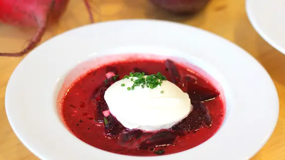 Rote-Bete-Suppe mit Meerrettich-Creme in einem Teller. | NDR, Florian Kruck Rote-Bete-Suppe mit Meerrettich-Creme in einem Teller.