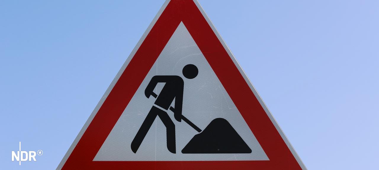 Ein Verkehrsschild vor klarem Himmel weist auf eine Baustelle hin | NDR, Pavel Stoyan Ein Verkehrsschild vor klarem Himmel weist auf eine Baustelle hin