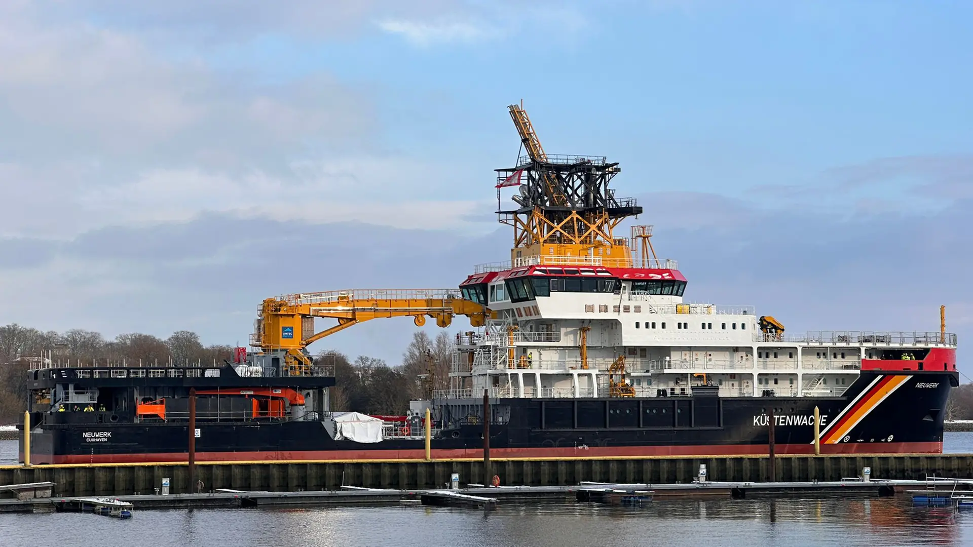 Bestelltes Mehrzweckschiff zu groß für Liegeplatz in Cuxhaven