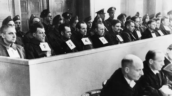 Angeklagte im Curiohaus-Prozess, links KZ-Kommandant Max Pauly