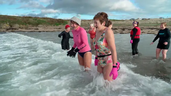 Jede Woche treffen sich die „Blue Tits Chill Swimmers“ auf der Insel Anglesey zum Baden im Meer.