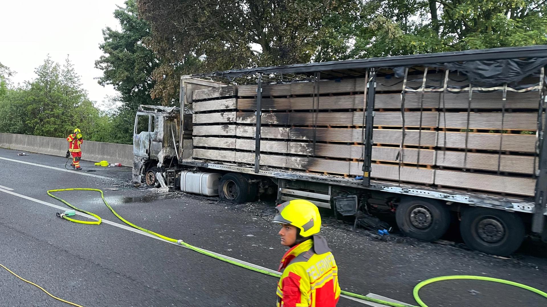 Ein ausgebrannter Lkw steht auf der A2. | Feuerwehr Rehren/Westerwald