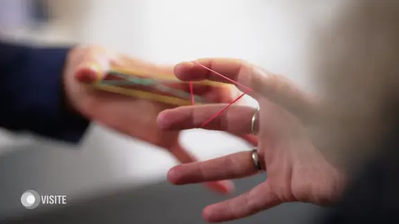 Gummibänder werden für das Training der Hände benutzt.