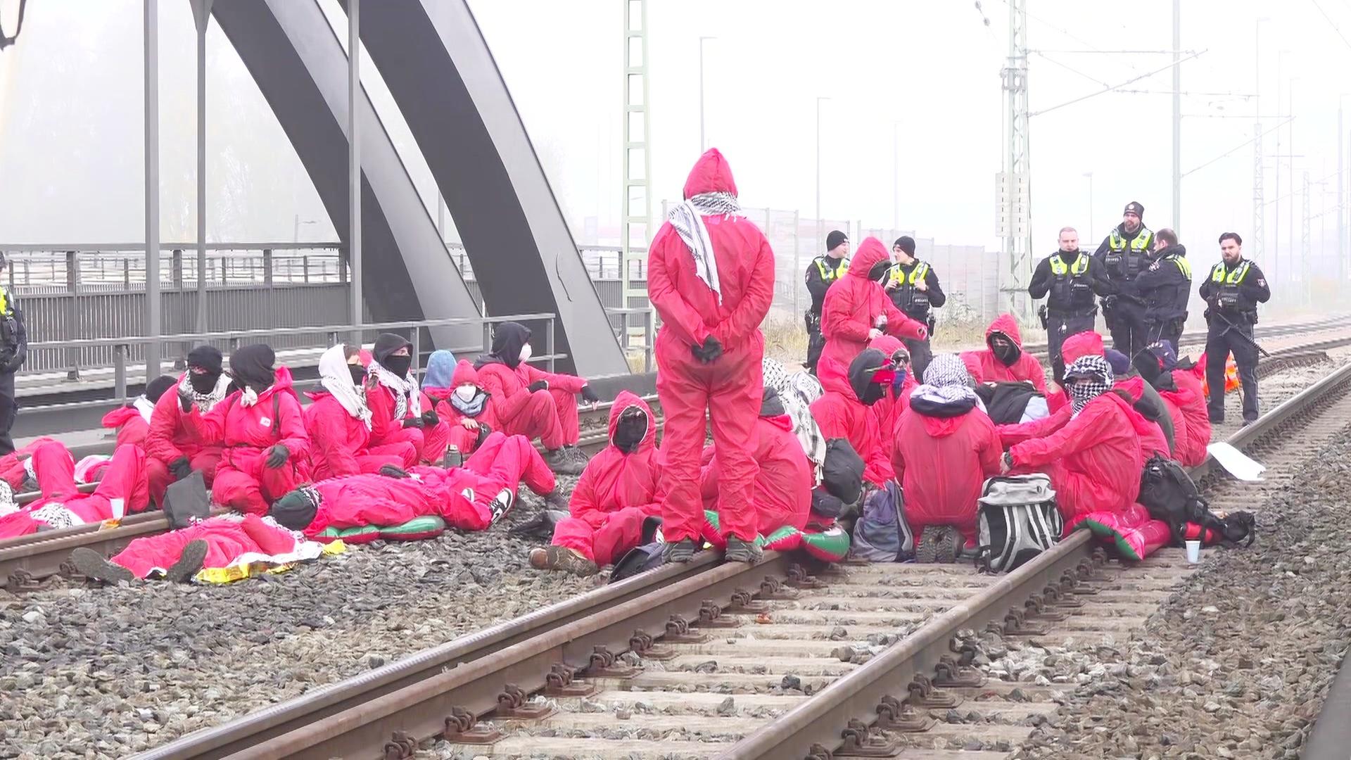 Protestaktion blockiert Verkehr im Hamburger Hafen