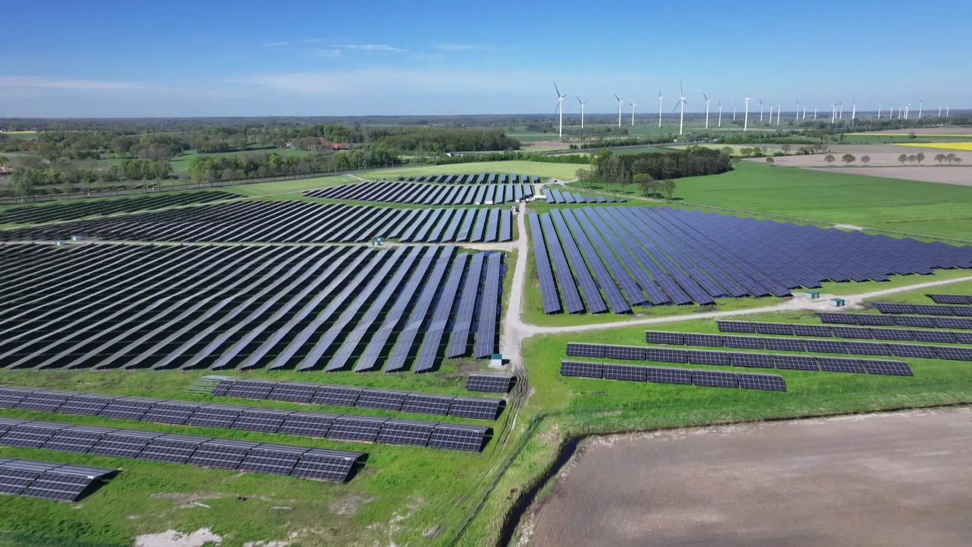 Varel: Größte Moor-Photovoltaikanlage in Deutschland eröffnet