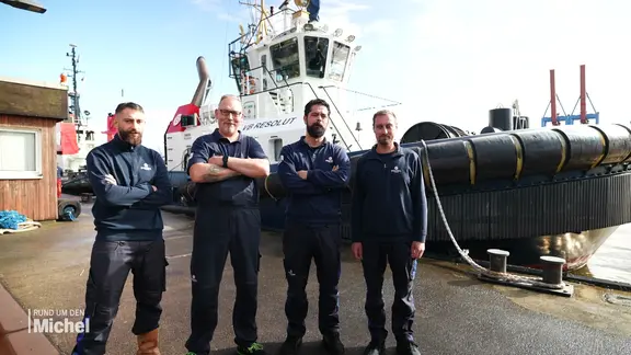 Die Crew posiert vor ihrem Schlepper.