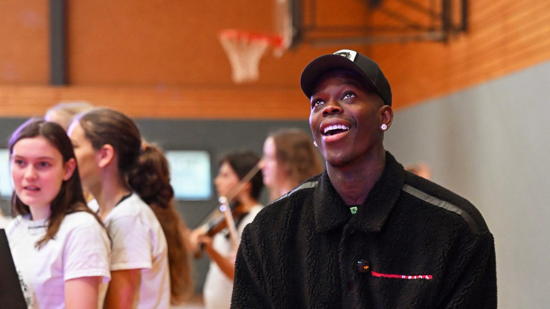 Basketball-Welt- und Europameister Dennis Schröder, Nationalmannschafts-Kapitän, steht in einer Sporthalle der IGS Franzsches Feld, die in Dennis Schröder Halle umbenannt wurde. | dpa-Bildfunk, Shireen Broszies