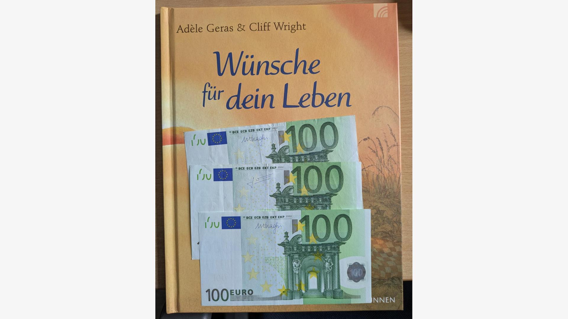 Eine 35-Jährige brachte das Buch samt Karte und 300 Euro zur Polizei Osnabrück. | Polizeiinspektion Osnabrück