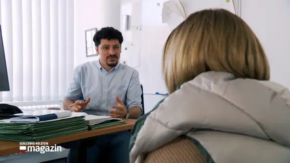 Eine Frau wird bei der Einbürgerungsbehörde beraten.