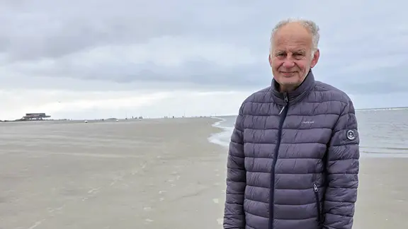 Boy Jörns, Bernsteinexperte aus St. Peter-Ording. | Rachel Zahlmann Junge Jörns am Strand von St. Peter-Ording.