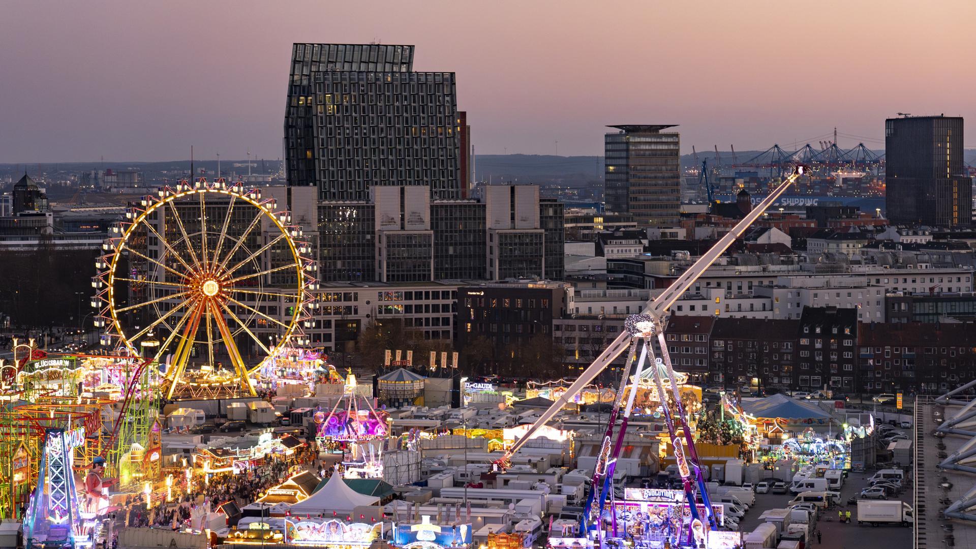 Der Frühlingsdom mit Riesenrad am Abend. | Hamburger DOM / Henning Angerer