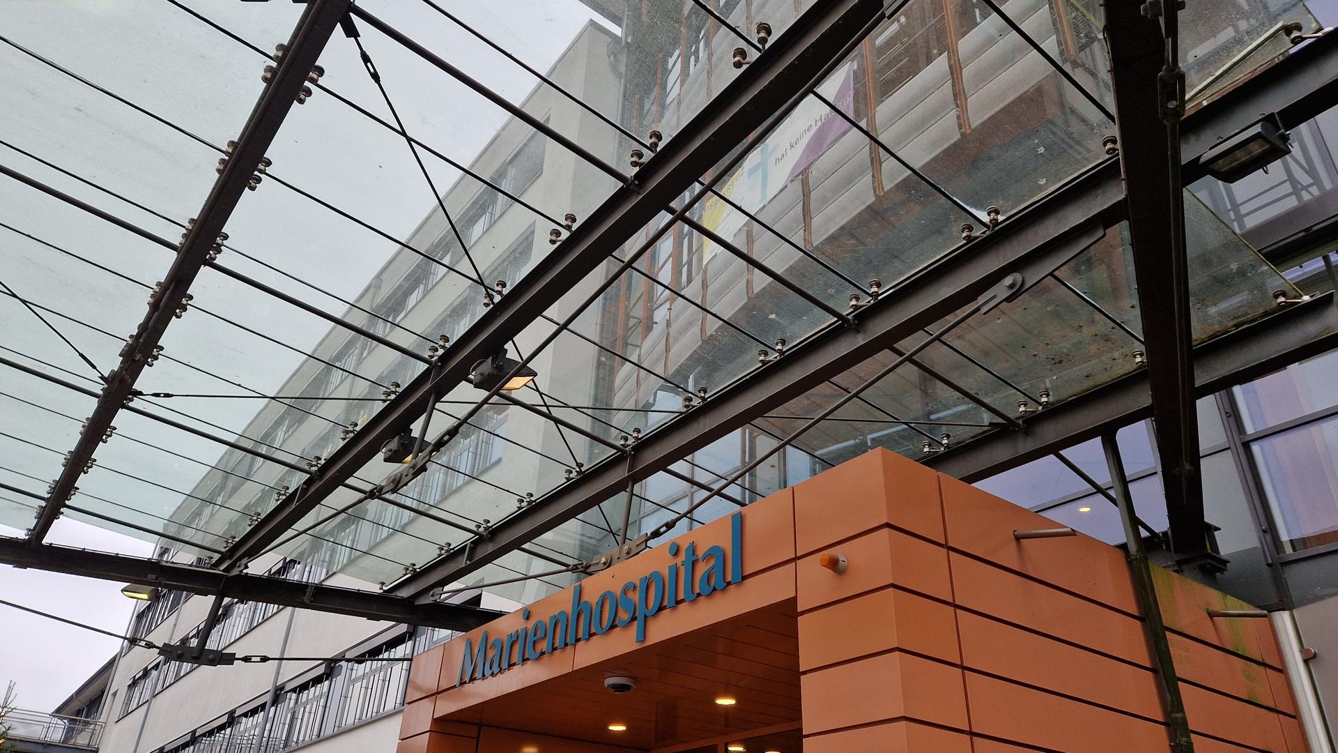 der Haupteingang des Osnabrücker Marienhospitals | NDR