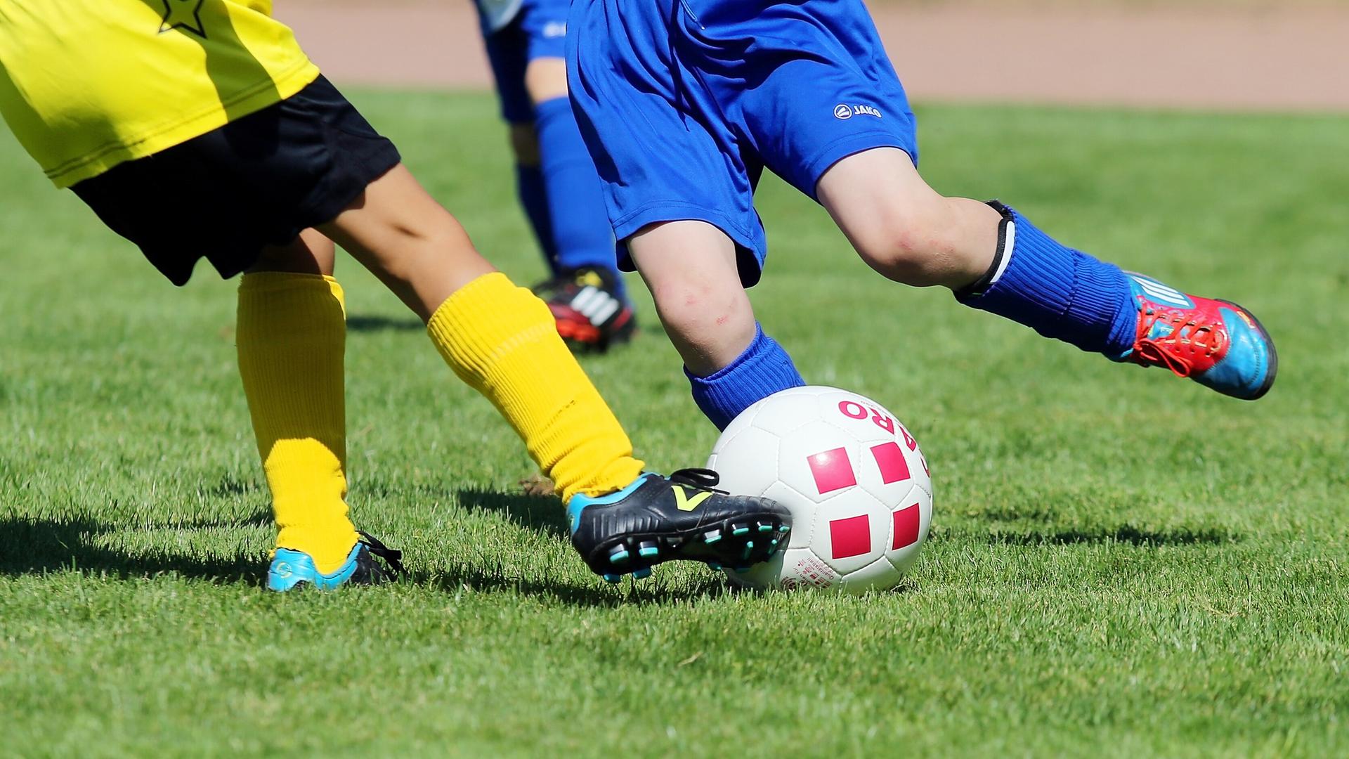 Zwei Jugendliche sind auf einem Fußballplatz im Zweikampf. | picture alliance/Avanti-Fotografie, Avanti-Fotografie