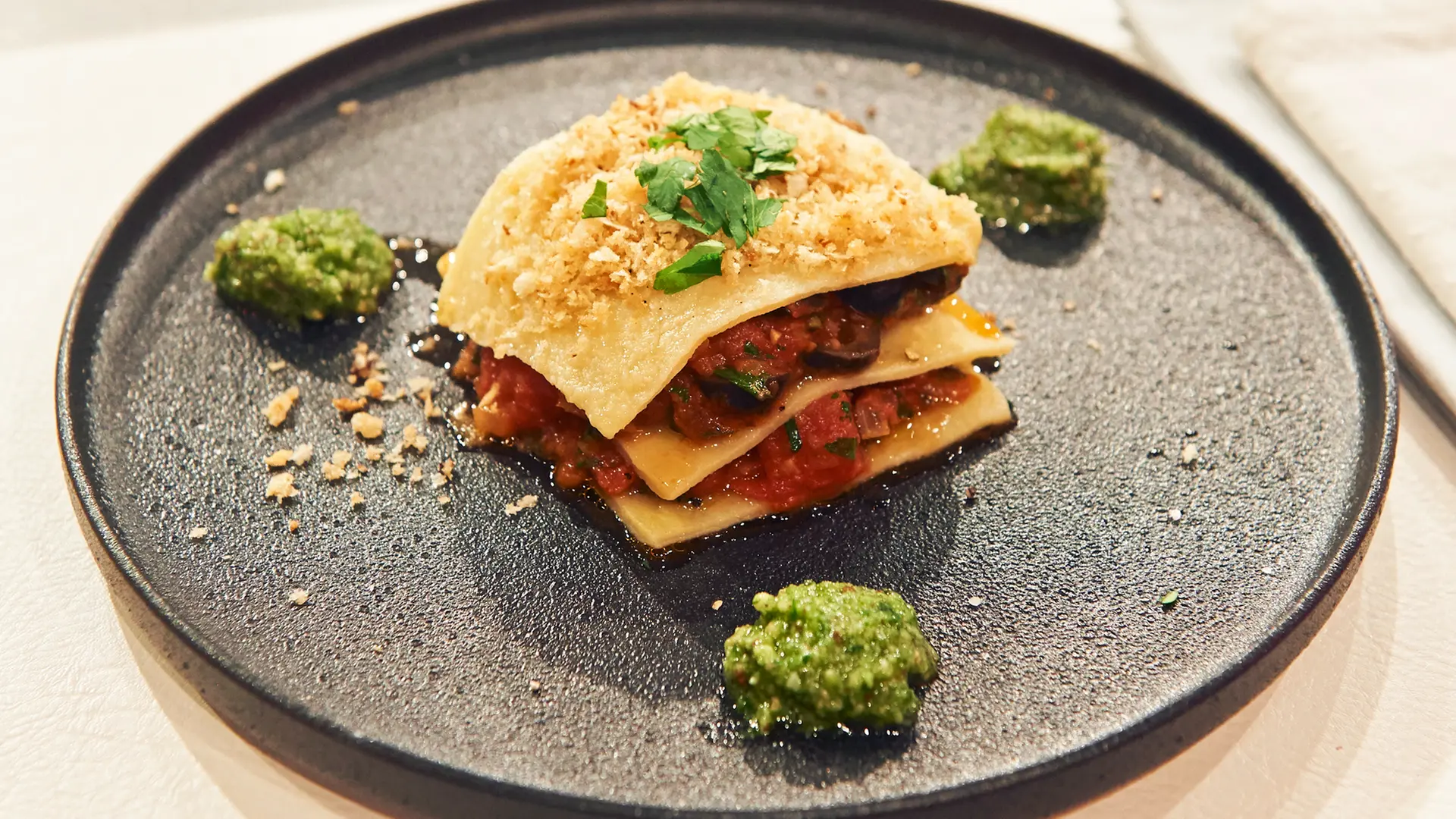 Offene Lasagne mit Puttanesca-Soße, Pesto und Panko-Crunch | ndr.de Offene Lasagne mit Puttanesca-Soße, Pesto und Panko-Crunch | ndr.de